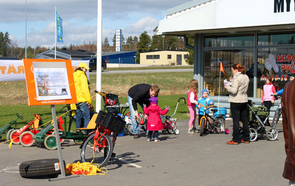 Polkuautoilua Polkuautoilua