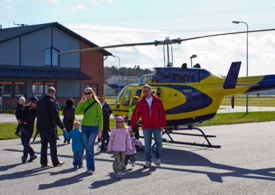 Helikopteriin tutustumassa