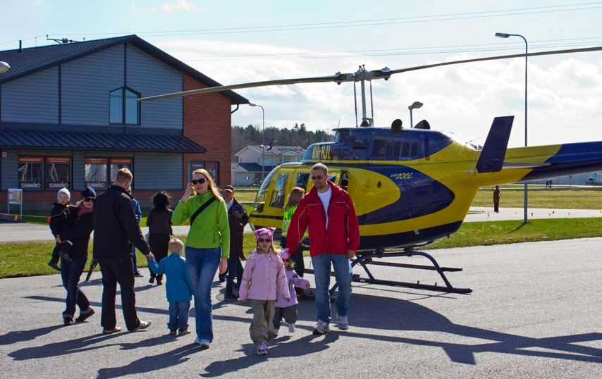 Helikopteriin tutustumassa Helikopteriin tutustumassa