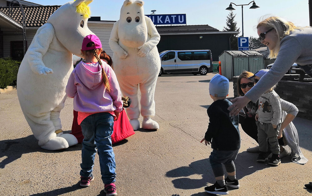 Muumit tervehtimässä fanejaan Muumit tervehtimässä fanejaan