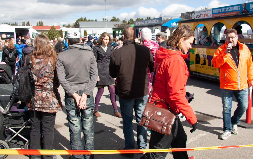 Juna valmiina lähtöön Krossi-torilla Juna valmiina lähtöön Krossi-torilla