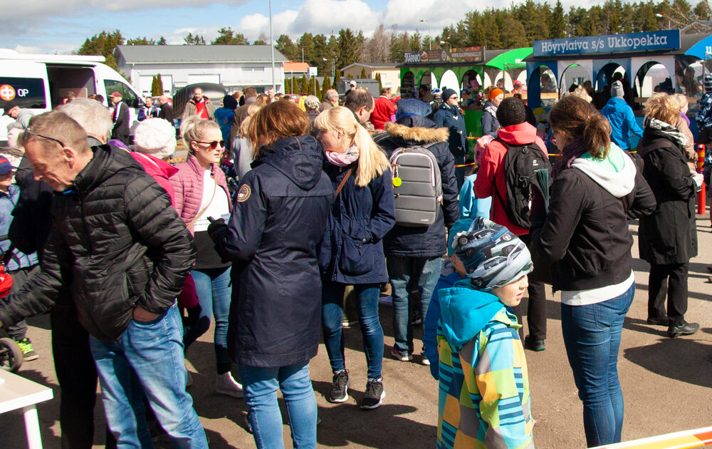 Kuhinaa Krossi-torilla Kuhinaa Krossi-torilla