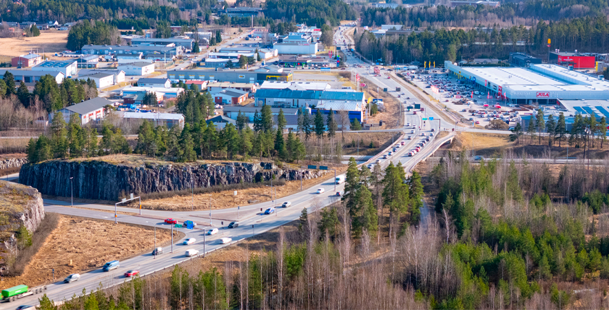 Ilmakuva Krossista moottoritien ja Kaarinantien risteyksestä maaliskuisena iltapäivänä: paljon autoja ja ruuhkaa.