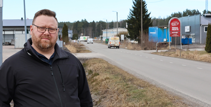 Krssin kehitys ry:n pj Timo Mannonen seisoo Hallimestarinkadun pientareella.